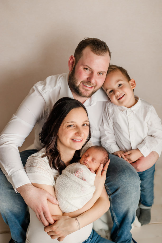 Familienfoto Neugeborenenshooting von Babyfotograf