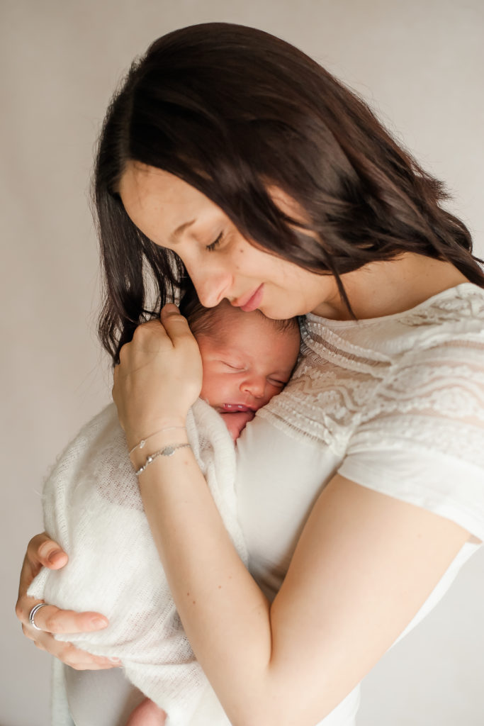Baby kuschelt mit Mama fotografiert von Magdalena Mandl