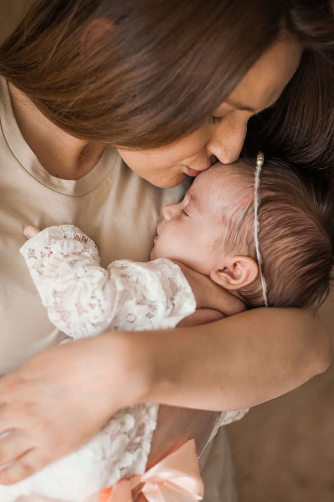 Mama mit Baby beim Babyshooting Zuhause mit Magdalena Mandl Fotografie