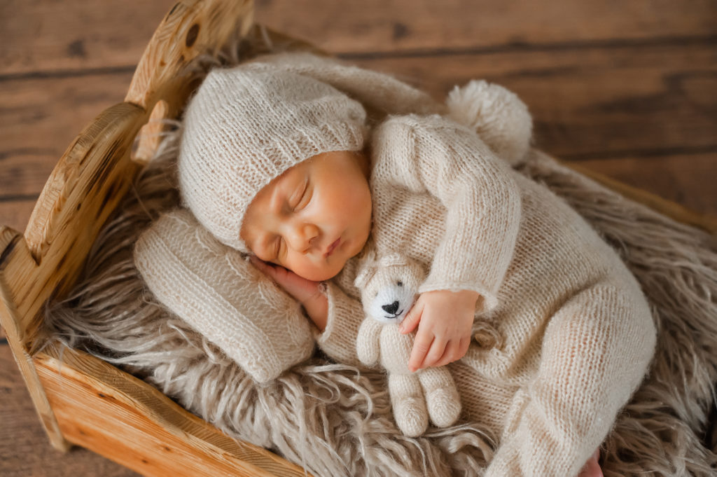 schlafendes Baby bei Neugeborenenshooting fotografiert von Babyfotograf MAgdalena Mand